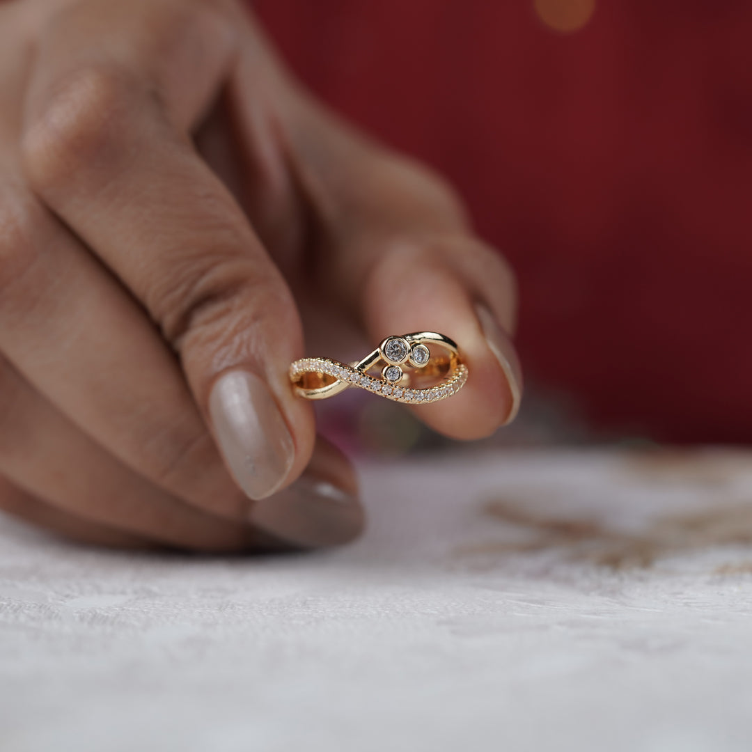 Royal Diamond Crossover Gold Ring